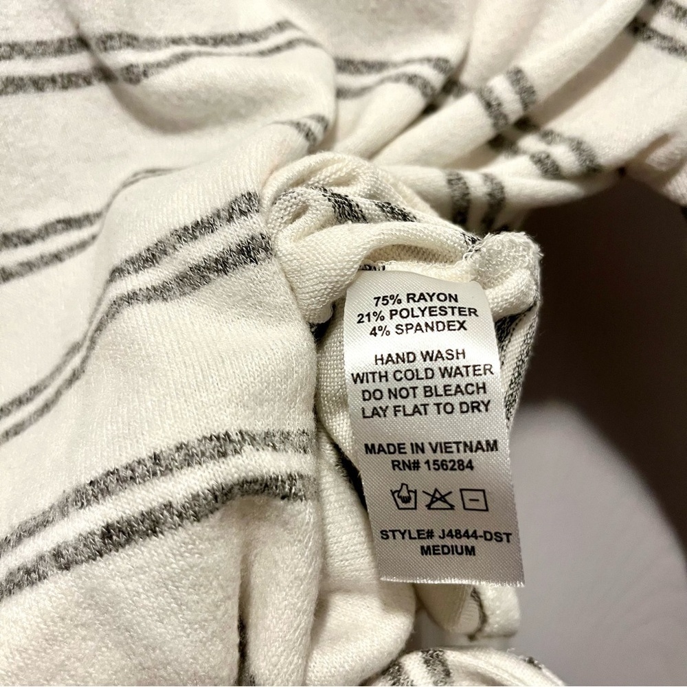 3/25$💥 Caution To The Wind Shirt Sweater Blouse Top Medium Women striped - Picture 5 of 5